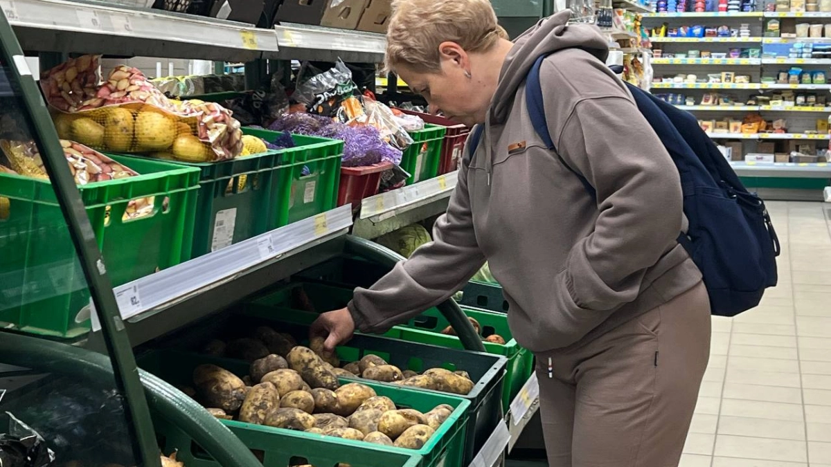 Россиянам рекомендуют создать запас воды, продуктов и лекарств: с чем это связано