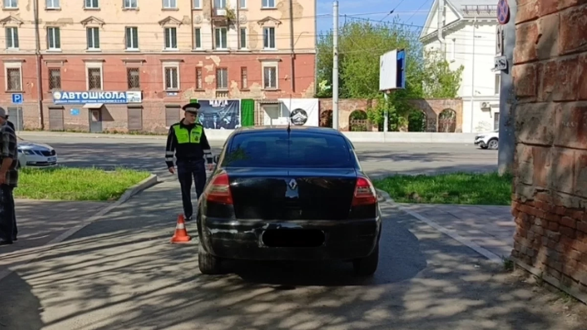 В Нижнем Тагиле водитель Renault сбила 16-летнего велосипедиста на тротуаре