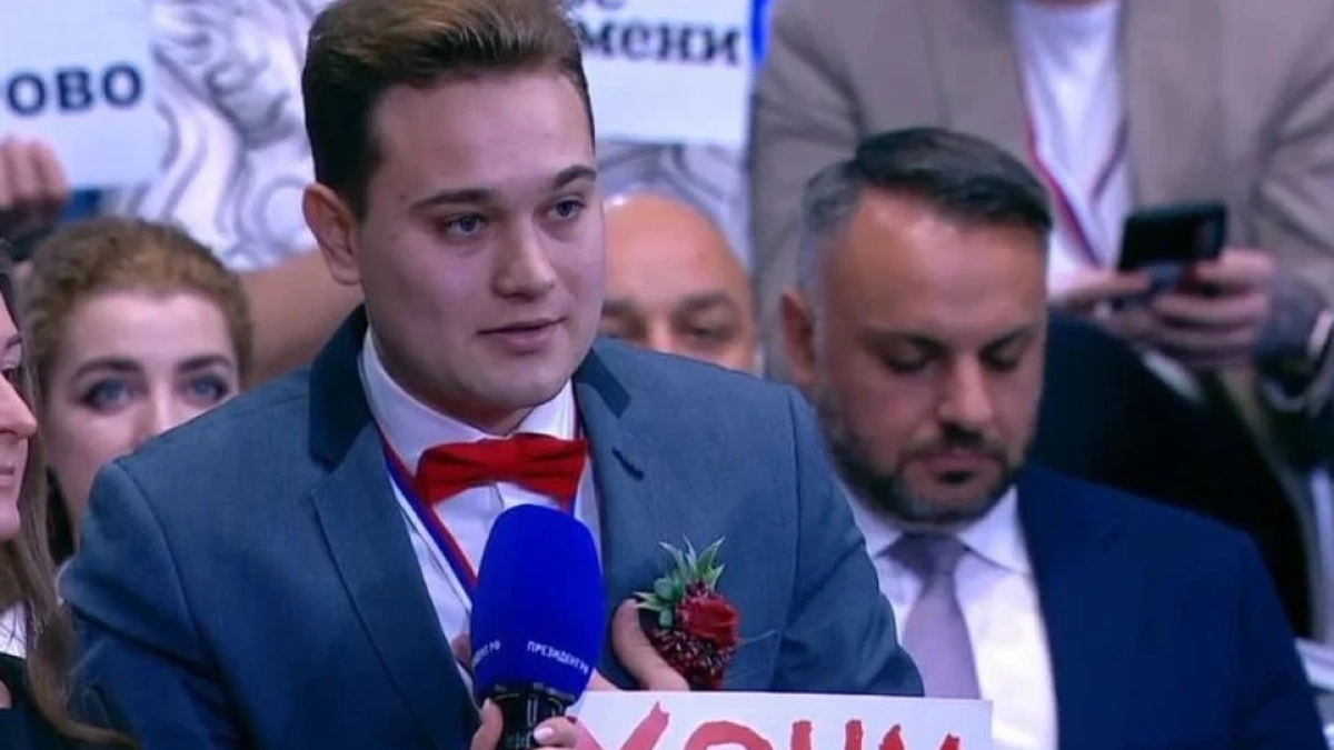 Красная бабочка и табличка: екатеринбуржец, позвавший девушку замуж при Путине, назвал дату свадьбы