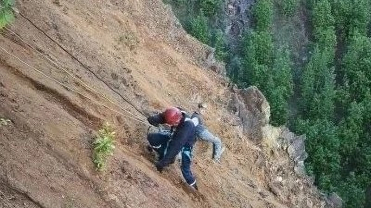 «В 30 метрах от бездны»: в Нижнем Тагиле спасатели на верёвках вытащили двух подростков из карьера