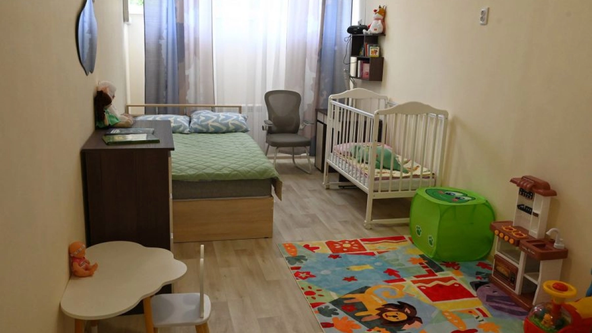 «Материнство не должно быть одиночеством»: в Сысертском районе открыли кризисную квартиру для молодых мам