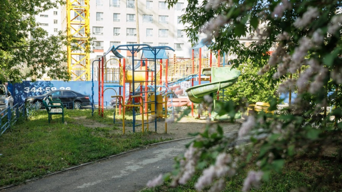 В Екатеринбурге по нацпроекту благоустраивают шесть дворов: один уже почти готов