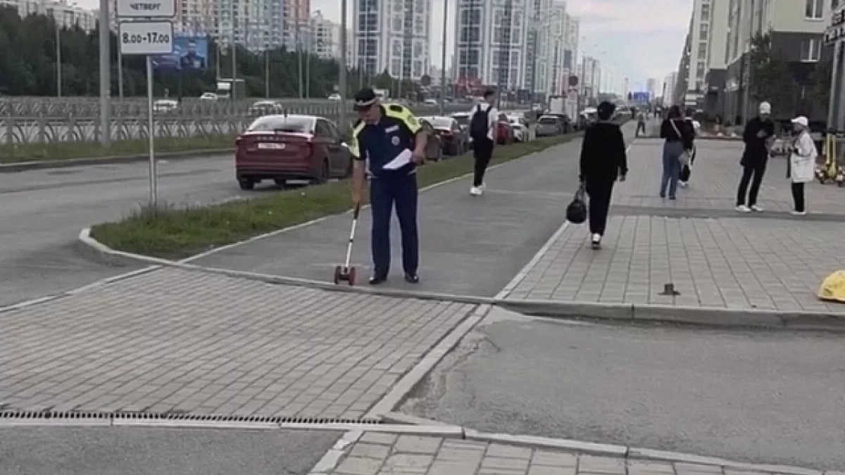 В Екатеринбурге подросток на электросамокате сбил девятилетнего мальчика на тротуаре