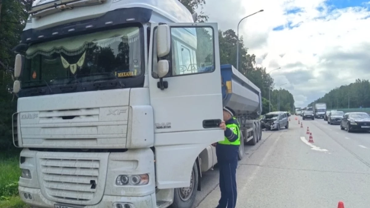 На Сибирском тракте в Екатеринбурге водитель LADA Largus насмерть врезался в стоящий грузовик