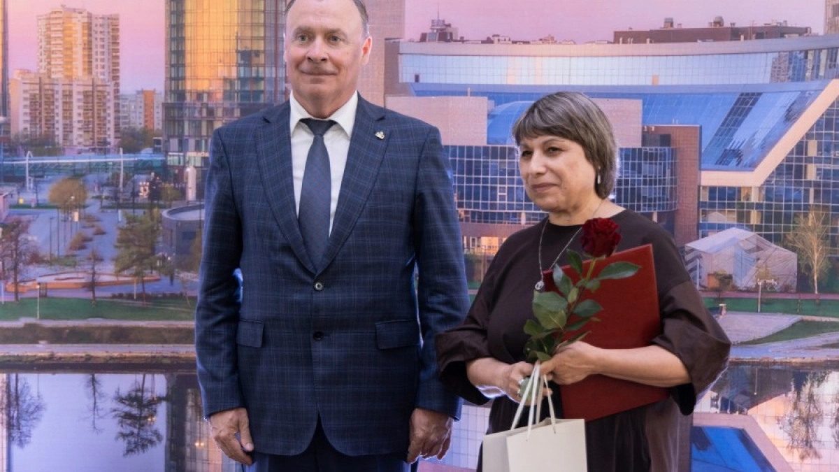 Алексей Орлов наградил ветеранов и сотрудников предприятий Верх-Исетского района в честь 100-летия