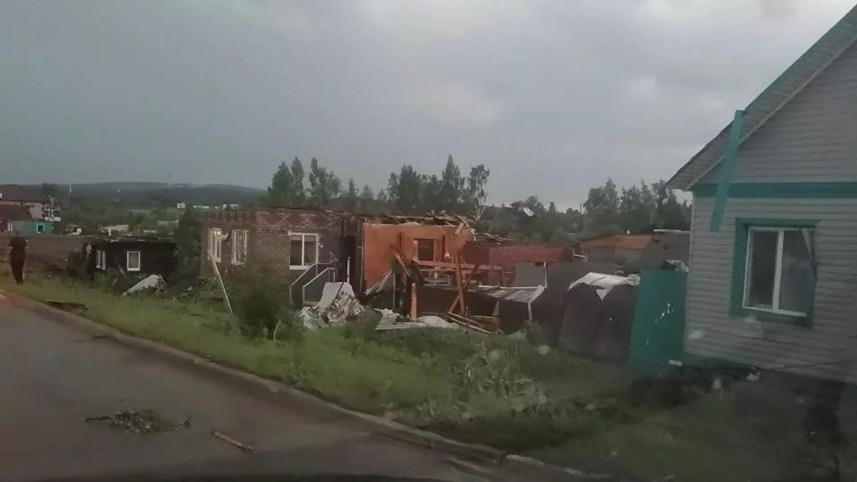 Смерч в Свердловской области: 16 пострадавших, 32 разрушенных дома и восстановительные работы
