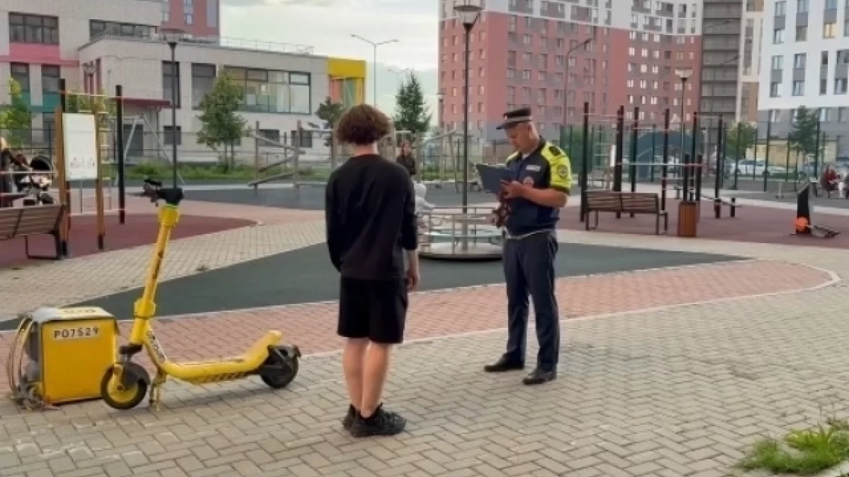 Ребёнок в больнице: в Екатеринбурге юноша на самокате сбил малыша