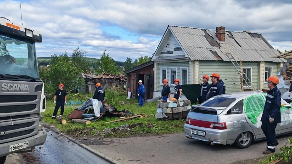 В Кушву пришла помощь: десятки семей получили воду, еду и стройматериалы после смерча