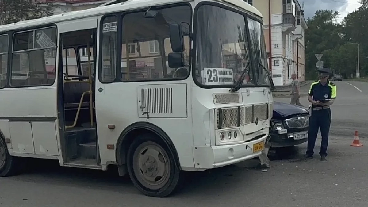 «Отвлёкся и не заметил»: пять пассажиров автобуса пострадали в ДТП в Первоуральске