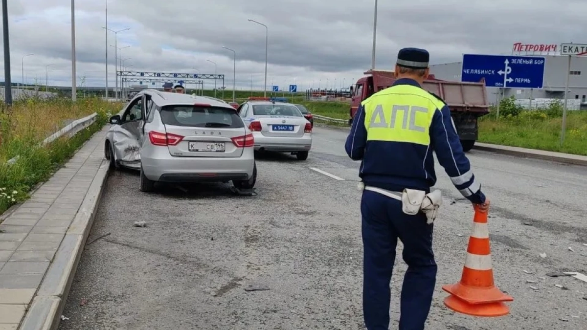 Кошмар на перекрестке: лихач на Hyundai протаранил семью с детьми в Екатеринбурге