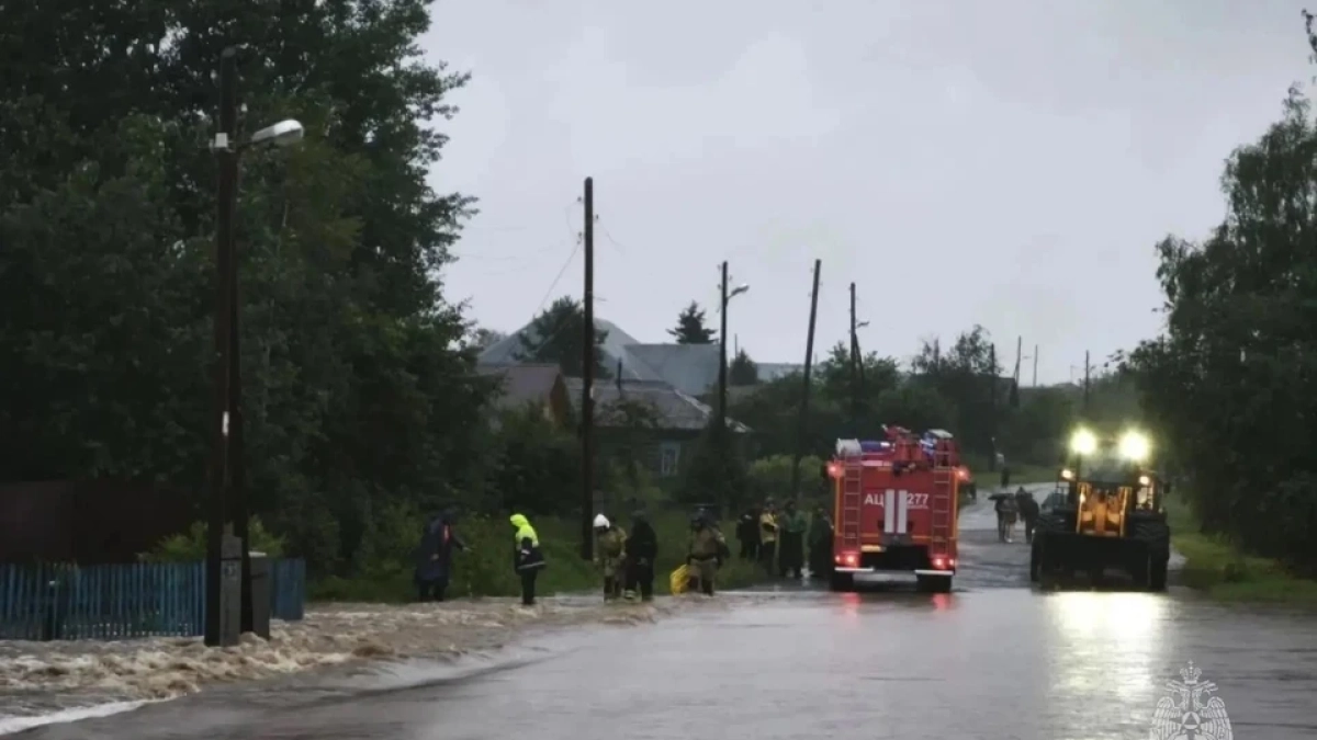 В Нижних Сергах откачают воду из 38 домов после паводка