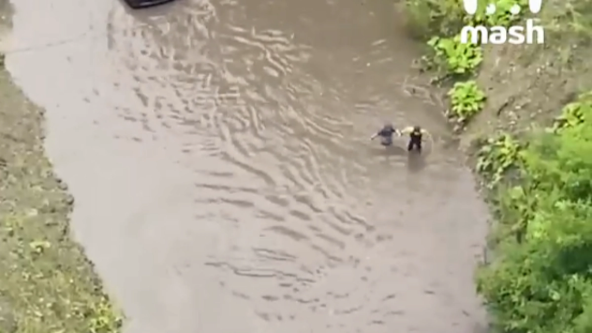 Улицы превратились в реки: на Екатеринбург обрушился ливень с ураганным ветром
