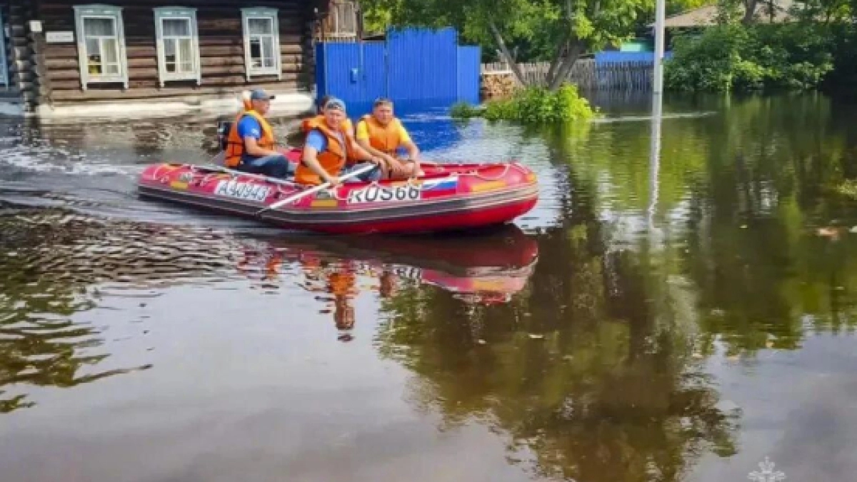 Паводковая обстановка в Свердловской области остается напряженной: стихия не отступает