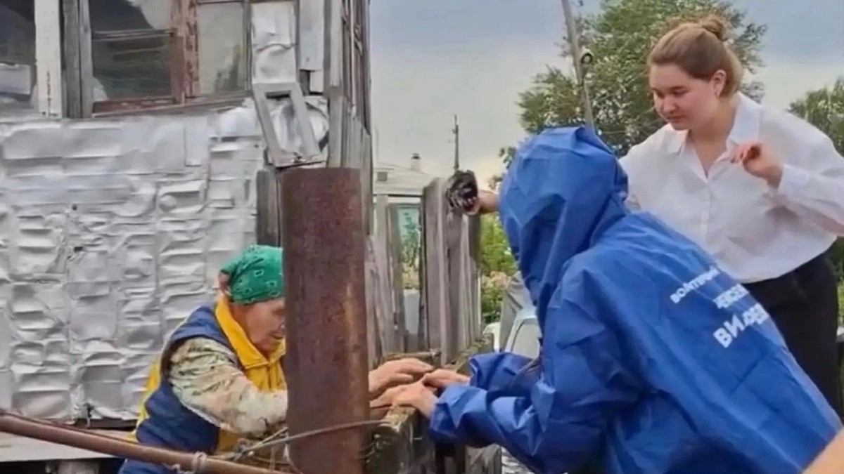 Волонтеры спасли пенсионерку и ее пса из затопленного дома в Свердловской области