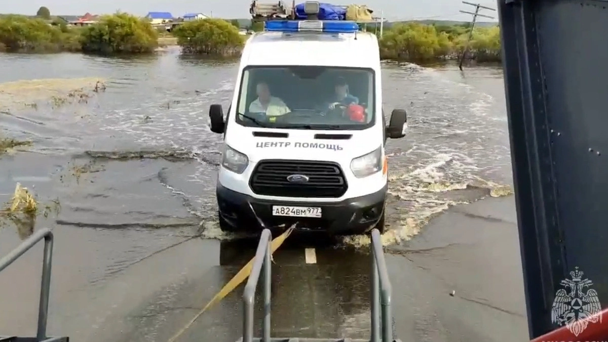 В 10 районах Среднего Урала продолжается борьба с потопом