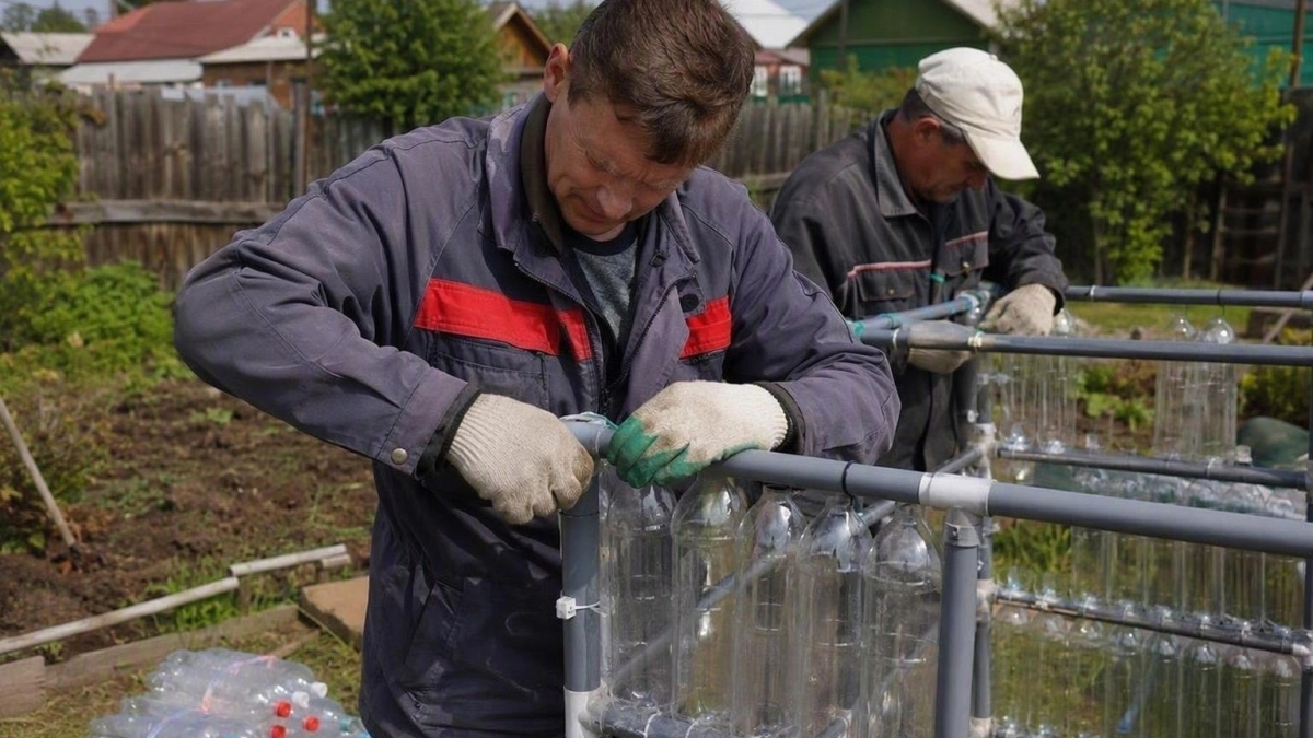Поликарбонат уже не в моде: выбросил его и построил теплицу из бутылок — про ремонт можно забыть
