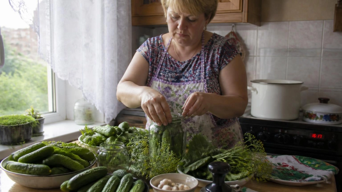 Ядреные огурцы как из бочки: как получить тот самый вкус и хруст без погреба