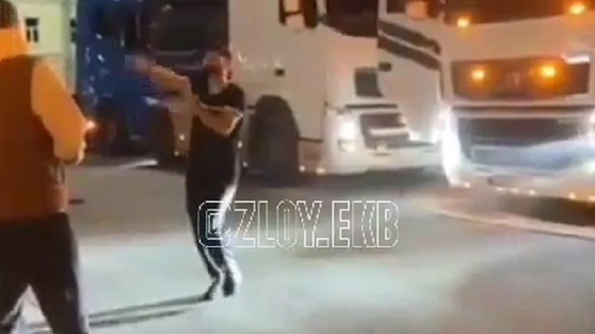 В Екатеринбурге иностранцы припарковали тягачи на тротуаре и устроили танцы
