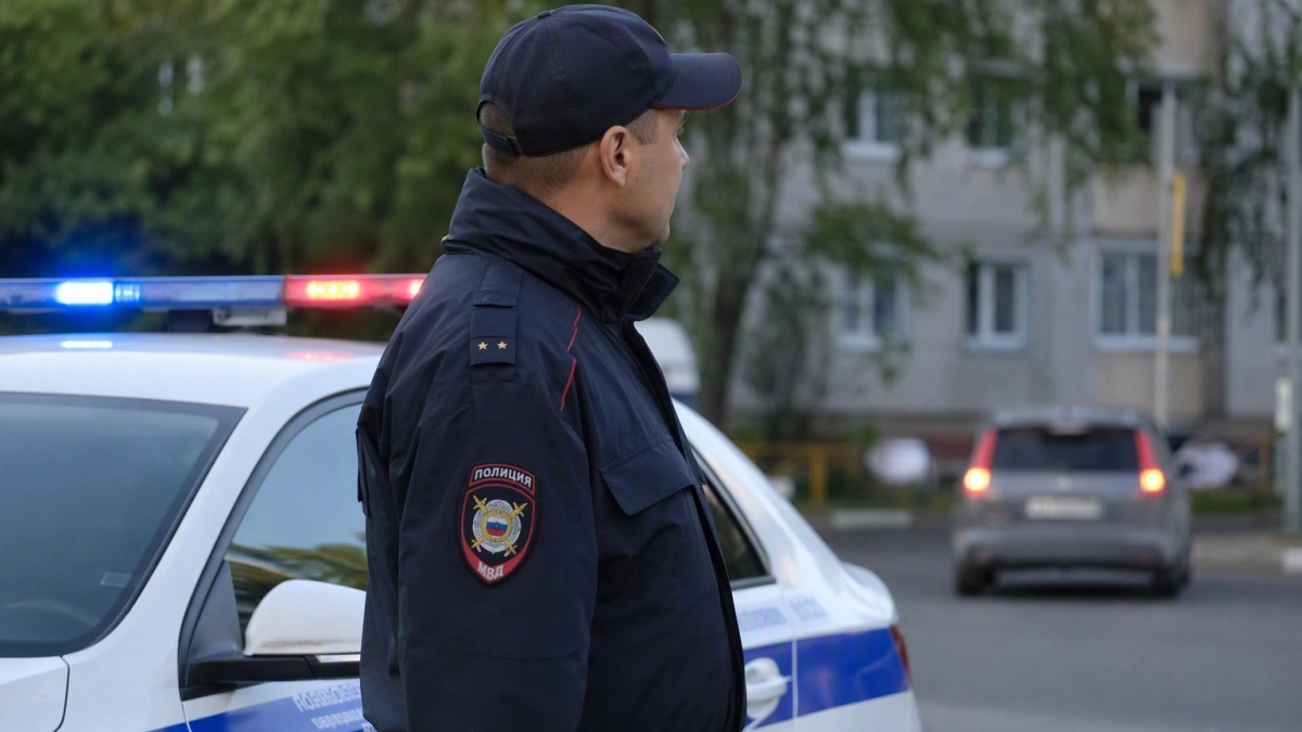 В Свердловской области пенсионерка выбивает окна и кидает горшки во двор