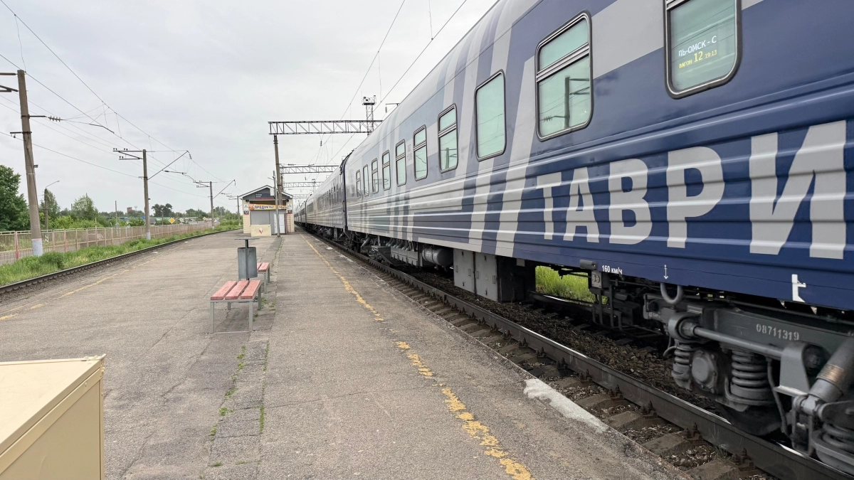 Всегда беру верхнюю боковую у туалета, пока соседи крутят пальцем у виска: вот почему это лучшее место в плацкарте