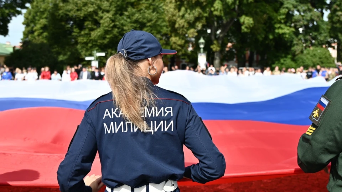 Около 100 мероприятий ко Дню флага прошли по всей Свердловской области