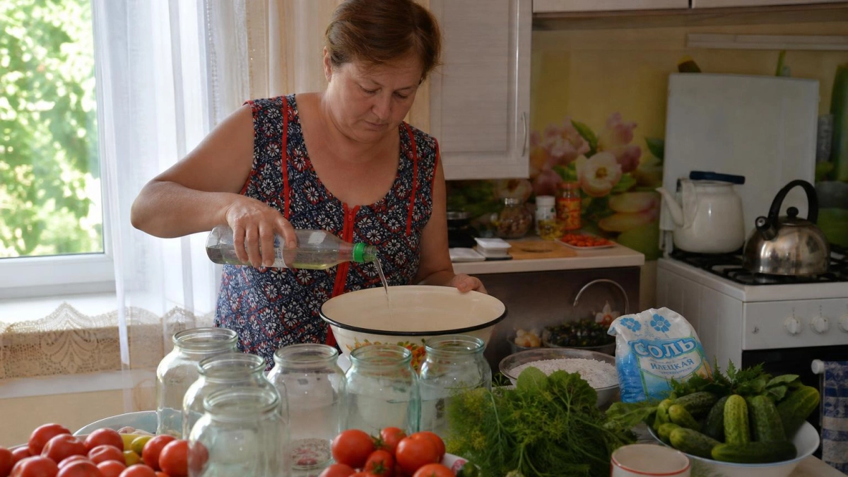 Закрыла 10 банок огуречного лечо — и теперь вся семья просит добавки: делюсь рецептом