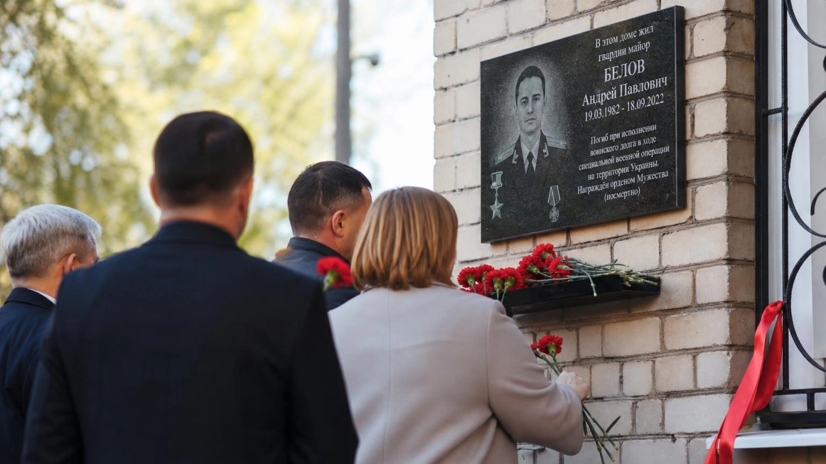 В Каменске Уральском открыли мемориальную доску летчику испытателю Николаю Гринбергу