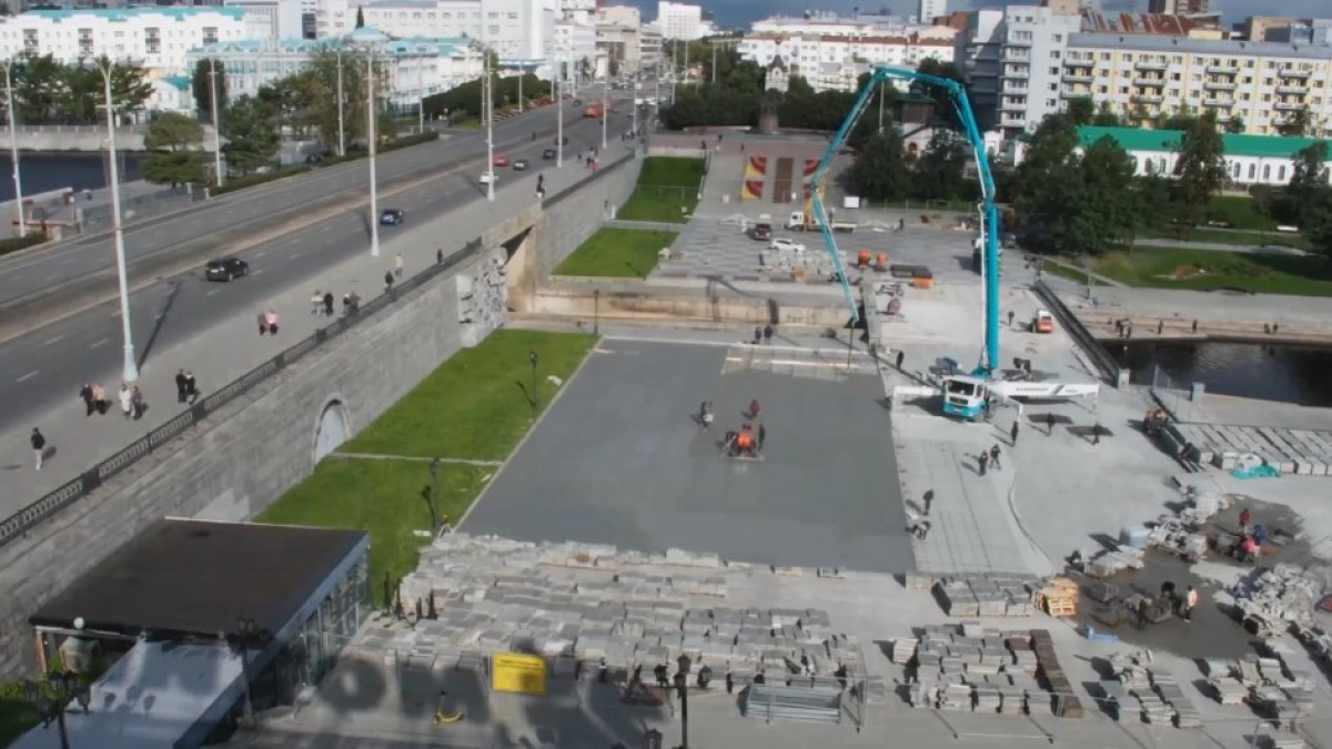 На Плотинке заливают бетонное основание, чтобы новая плитка не ломалась