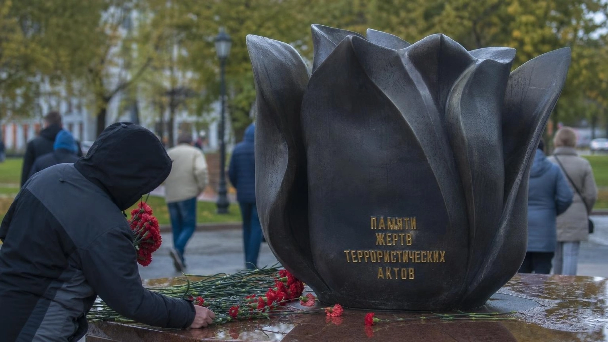 Около 900 уральцев собрались в Екатеринбурге почтить память жертв терактов