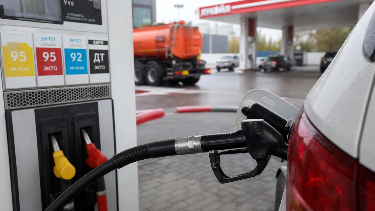 В Екатеринбурге бензин из очередей перепродают с доставкой на дом