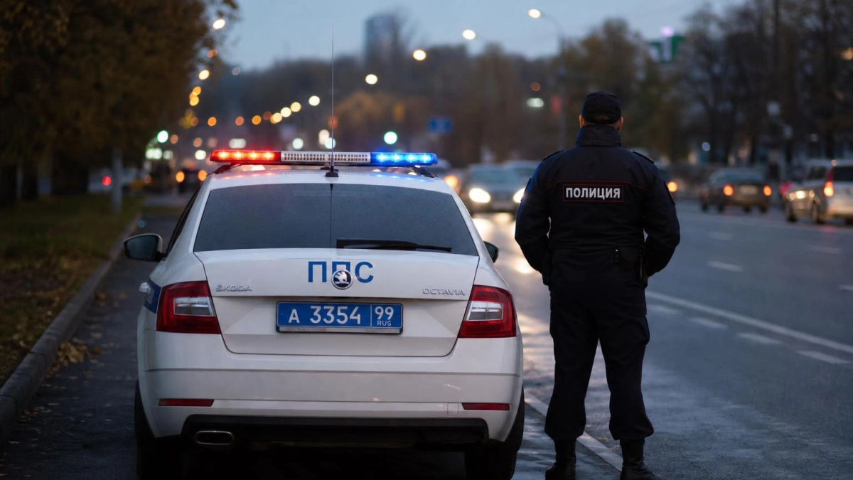 В Березовском очевидцы сняли крики о помощи из машины и вызвали полицию