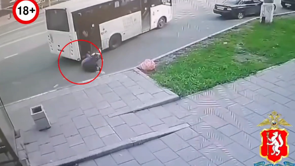 Водитель сбежал после падения пятилетнего мальчика из салона автобуса на Урале