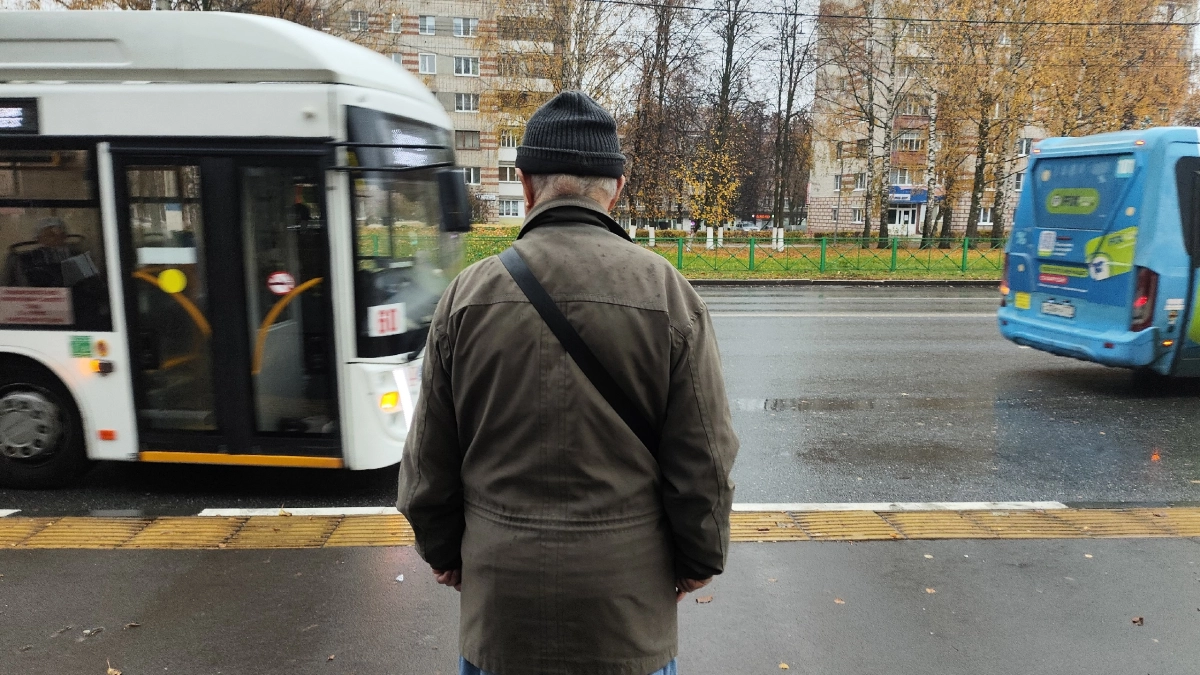 Транспортные льготы для пенсионеров в 2026 году: кто, где и на каких условиях ездит со скидкой