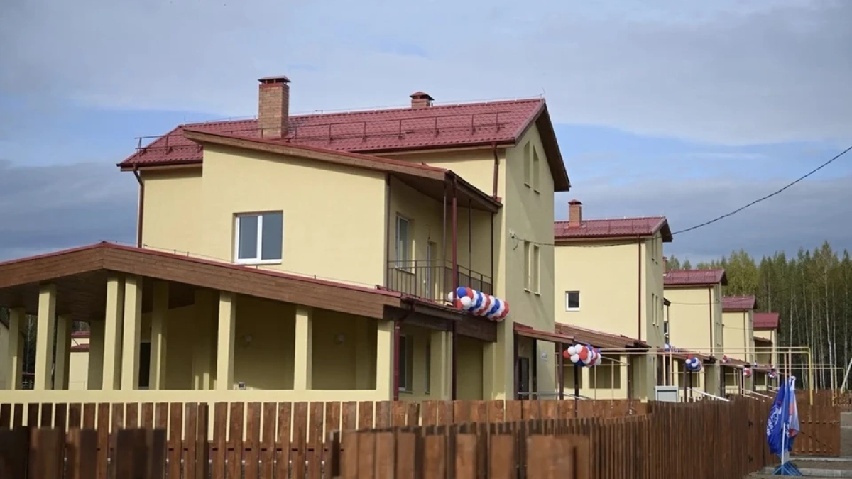 В свердловском поселке сдали 19 коттеджей для заводчан и строят еще 34 дома