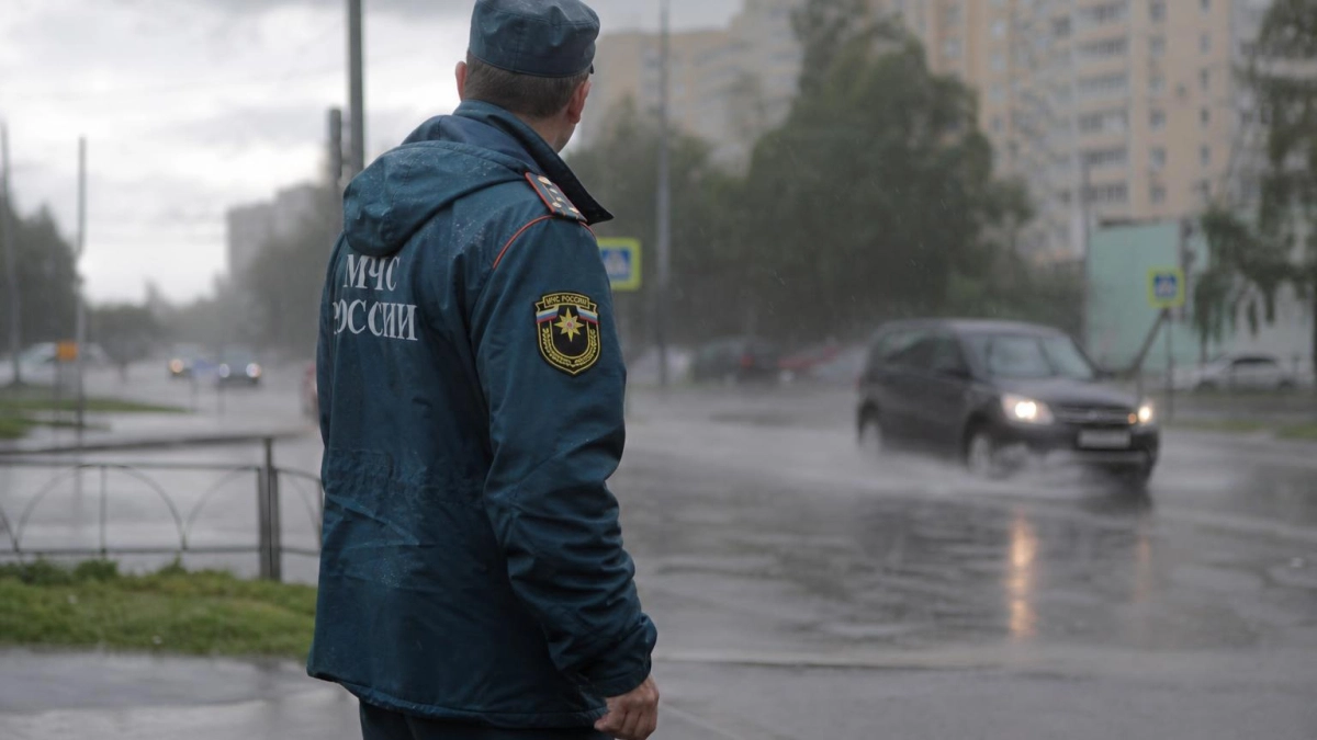 Улицы Екатеринбурга ушли под воду из-за сильного ливня и забитых ливневок