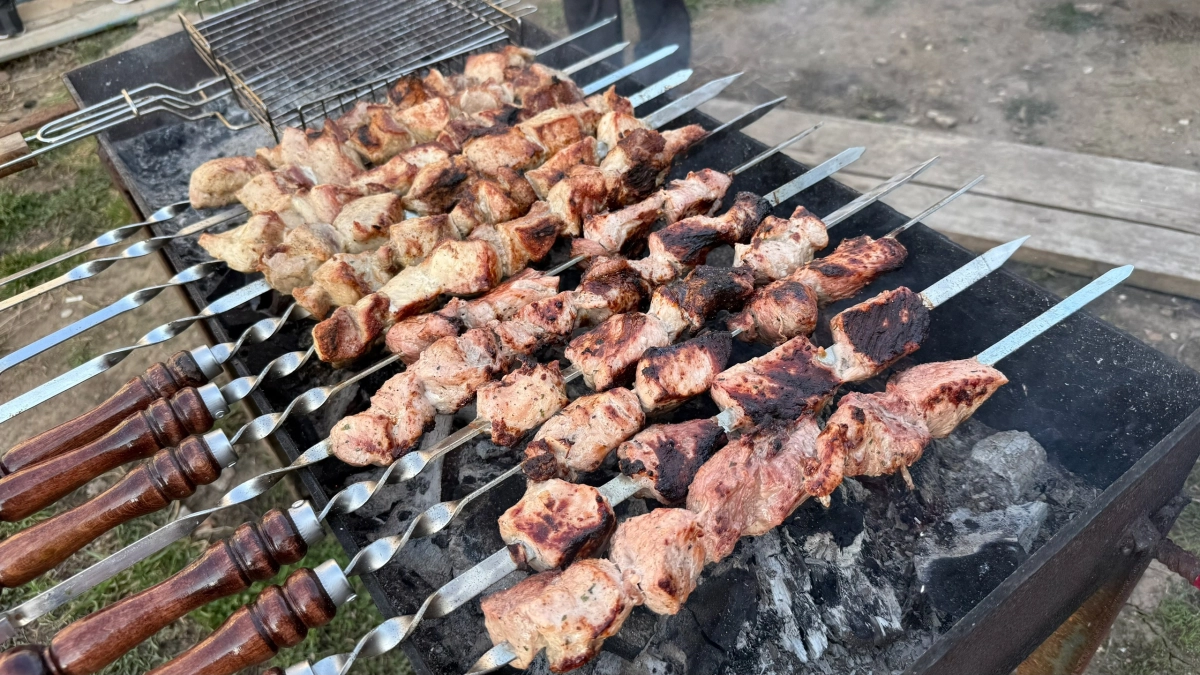 Уксус и кефир ушли в прошлое: мариную шашлык теперь только с этим фруктом — мясо становится нежнее