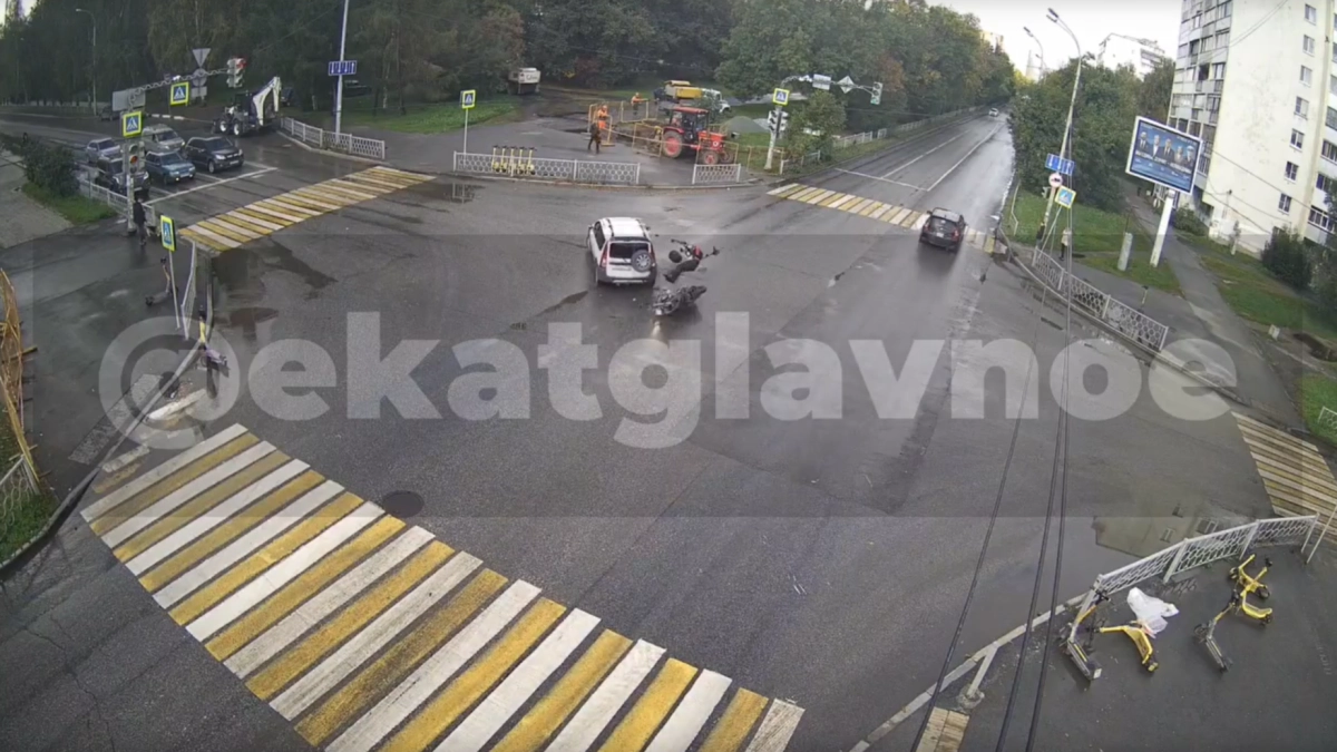 В Екатеринбурге на перекрестке Шаумяна и Ясной сбили летевшего на зеленый байкера
