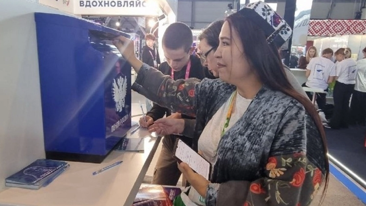 Участники фестиваля молодежи отправили из Екатеринбурга 28 тысяч открыток