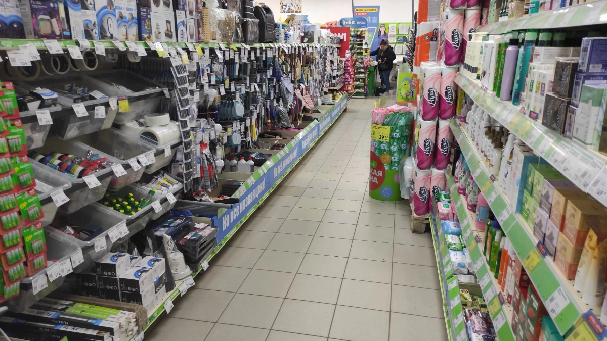 Скупаю подставки для досок из Fix Price, но не для кухни: муж переделал их в крутой настенный держатель для шарфов и сумок