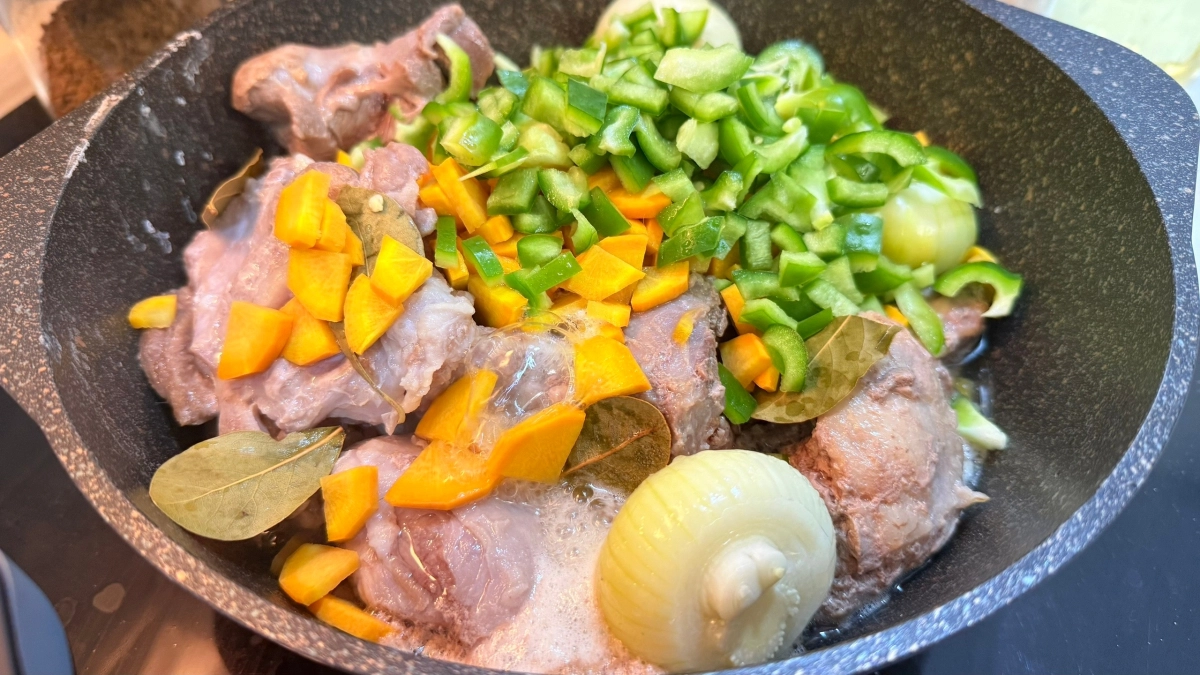 Что жарить первым для плова — лук или мясо: золотое правило закладки ингредиентов в раскаленный казан