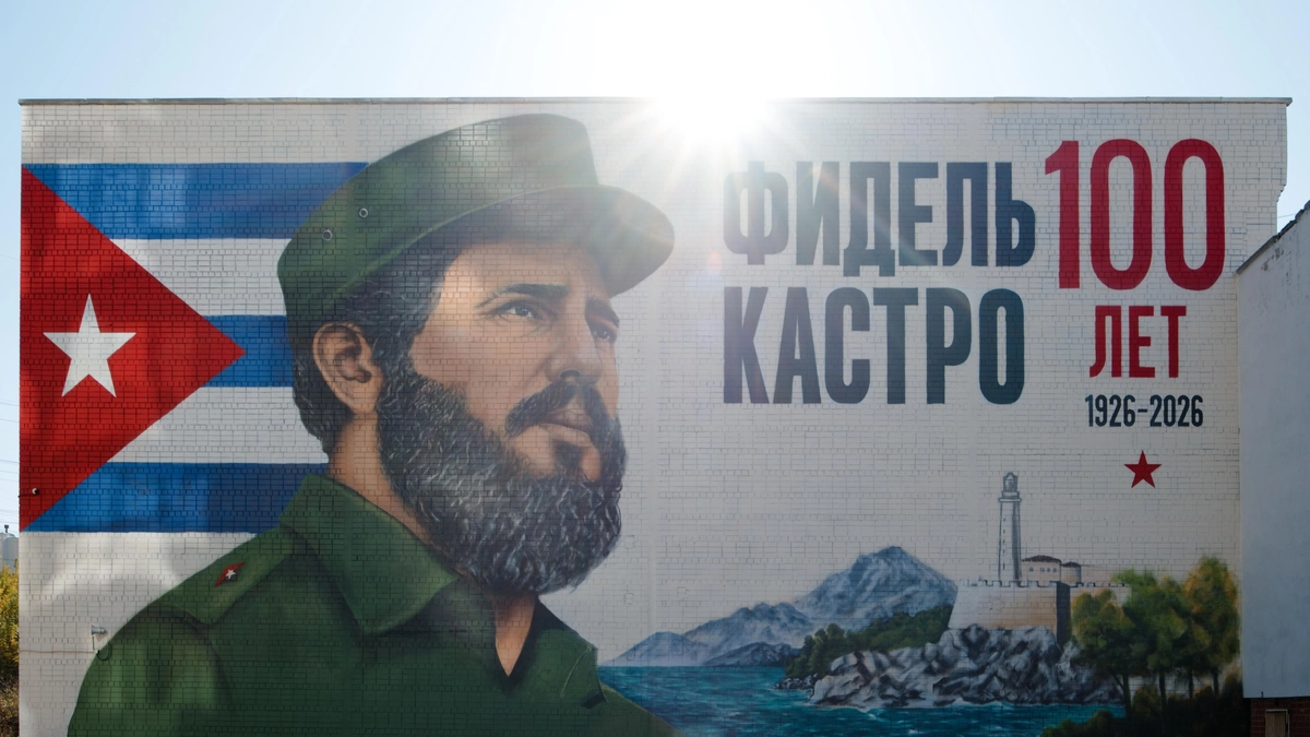 В Екатеринбурге около педуниверситета открыли огромные муралы с Кастро и Гагариным