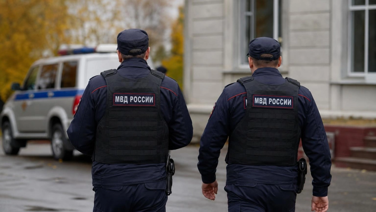 В Екатеринбурге полицейские вернули брошенной 13-летней девочке загулявшую мать