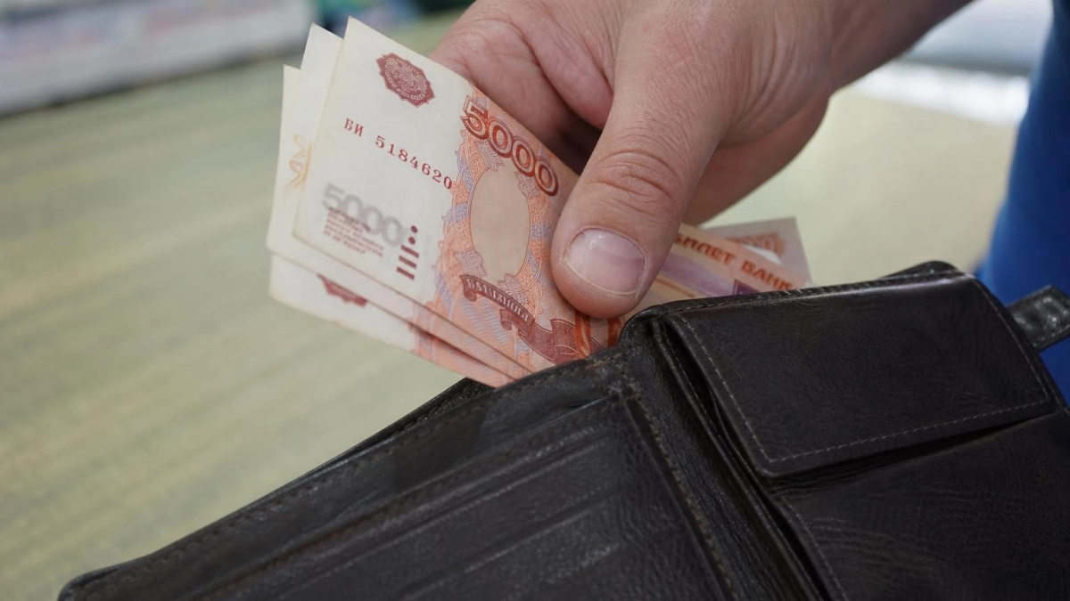 Средняя зарплата свердловчан снизилась