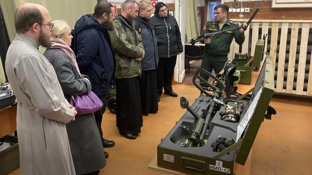 Будущие священники научились собирать и разбирать автомат Калашникова