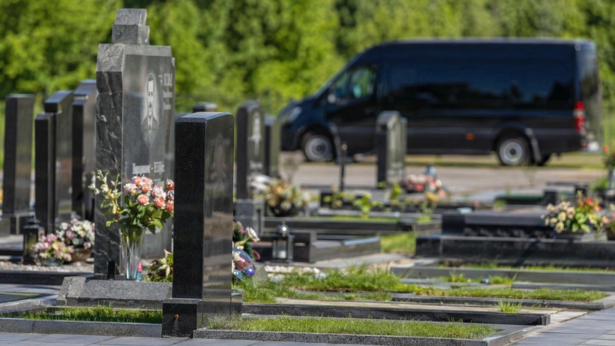 Екатеринбуржцы отказываются от погребения в землю из-за неподъемных цен на гробы и ямы
