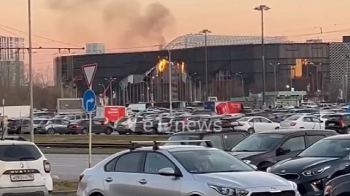 В Екатеринбурге стройка ТЦ "Золотой" загорелась второй раз за осень