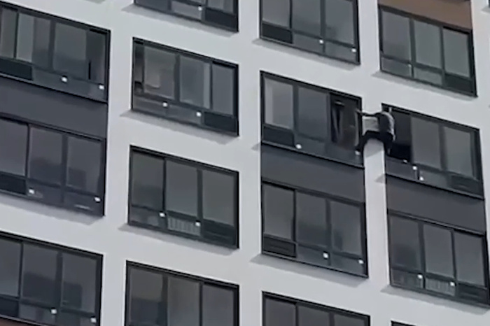  Екатеринбуржец, рискуя жизнью, перелез через балкон на 11 этаже и спас бабушку 