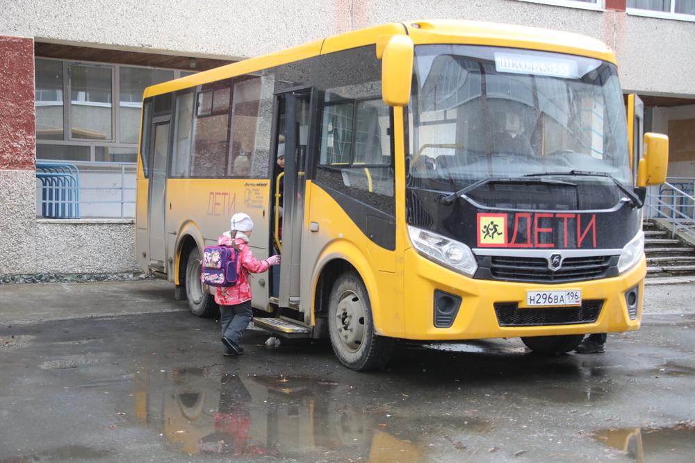  Школьные автобусы в Екатеринбурге не вышли на рейс из-за снегопада 