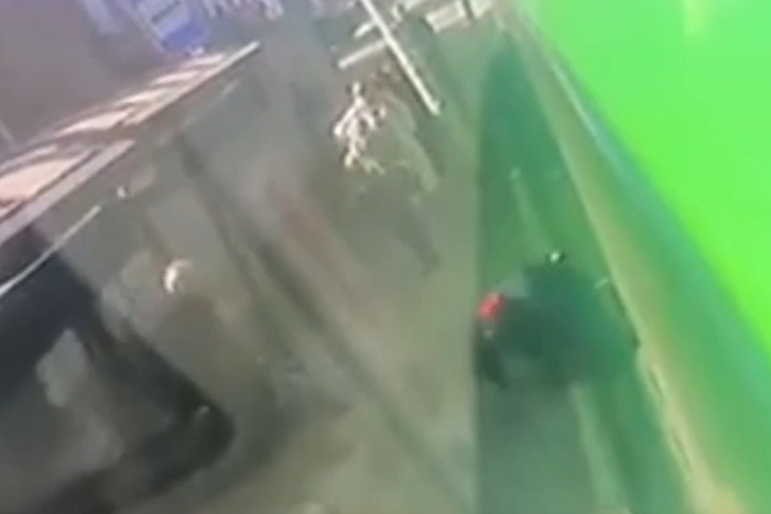  Житель Екатеринбурга упал на остановке под автобус и лишился ноги 