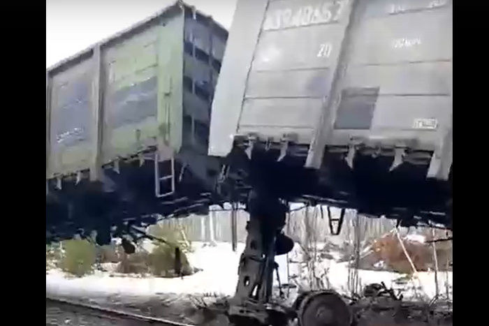  Грузовой поезд сошёл с рельсов в Свердловской области 